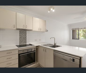 Stylish 2-Bedroom Apartment with Private Terrace & Lock-Up Garage - Photo 4