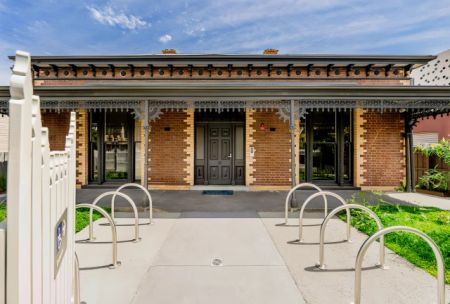 Large 1 Bedroom - Photo 5