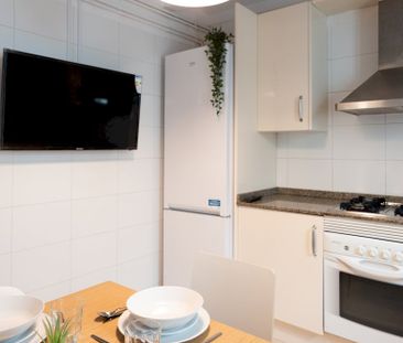 Cozy room with outside window in Barcelona - Photo 5