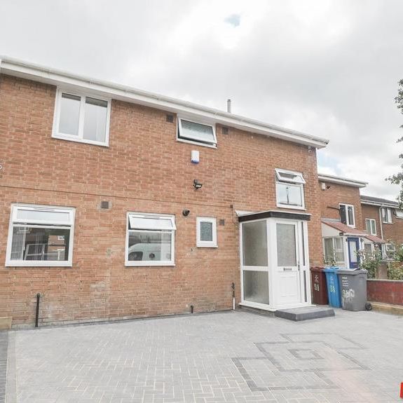 4 bedroom semi-detached house to rent - Photo 1