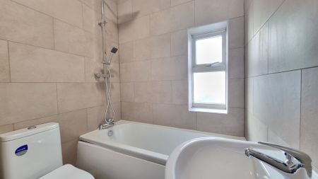 3 bedroom end of terrace house to rent - Photo 3