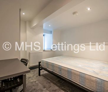 5 Bedroom Mid Terraced House for rent in Royal Park Grove - Photo 3
