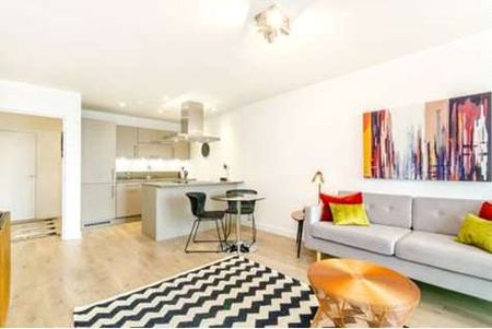 Boasting an excellent location close to both Canary Wharf and the City, The Highway hosts excellent transport links and amenities. - Photo 2