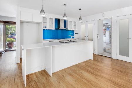 Modern, Stylish & All-Inclusive - Gas, water and Internet Included! - Photo 5