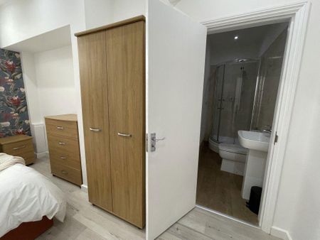 1 bedroom in a house share to rent - Photo 2