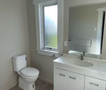 Peaceful Rural Living Just Minutes from Town - Short term only - Photo 3