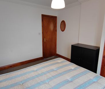 3 bedroom flat to rent - Photo 4