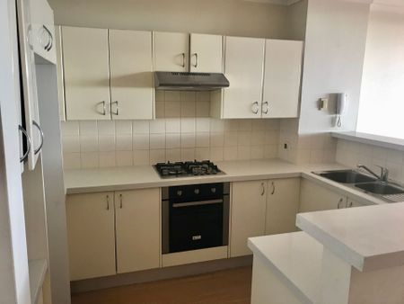 Two bedroom apartment in ultra convenient location - Photo 5