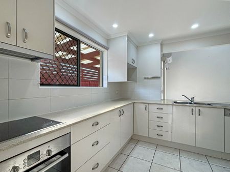 Spacious 2-Bedroom Townhouse in Central Bongaree with Waterfront Access - Photo 4