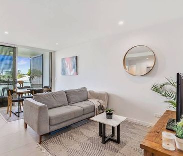 Top Floor - Large Two Bedroom - Great Location - Photo 2