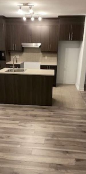 3 1/2 Porte Patio Avec Terrasse - Photo 1