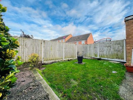 Chequers Close, Pontefract, West Yorkshire - Photo 2