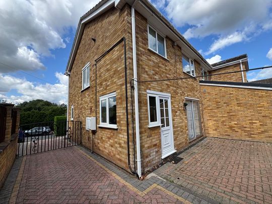 3 bedroom semi-detached house to rent - Photo 1