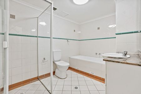 Very Bright Two Bedroom Apartment with District Views... - Photo 3