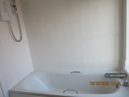 3 bedroom terraced house to rent - Photo 3