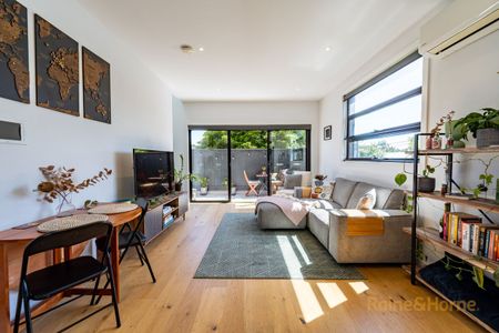 Stunning 2-Bedroom, 2-Bathroom Townhome in a Prime Location - Photo 4