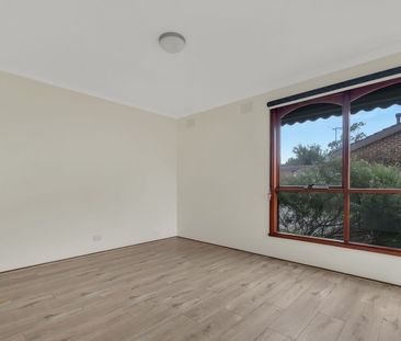 Easy Living in the Heart of Cranbourne!! - Photo 3
