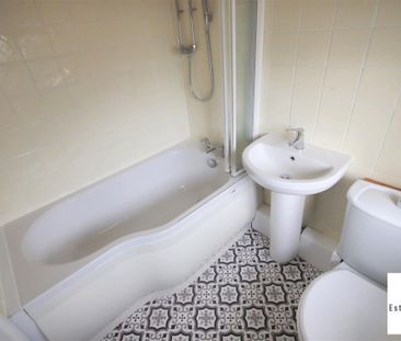 3 Bedroom House - Mid Terrace To Let - Photo 4