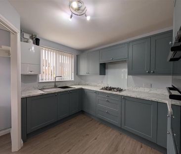 2 bedroom end of terrace house to rent - Photo 3