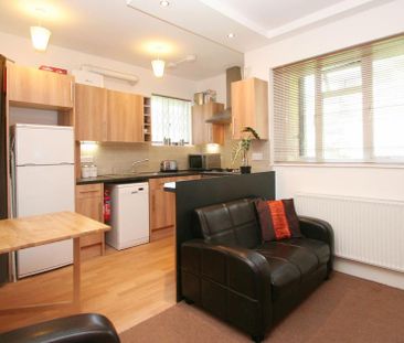 1 bedroom in a flat share to rent - Photo 4