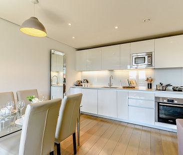 Luxury Two-Bedroom Apartment with Water Views in Paddington Basin, ... - Photo 5