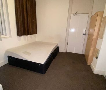 Room in a Shared House, Beech House Road, CR0 - Photo 3