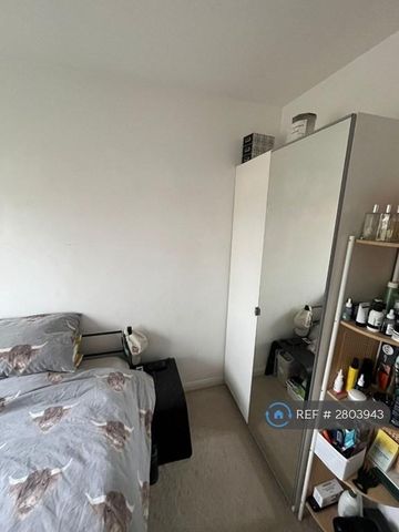 1 bedroom in a house share to rent - Photo 3