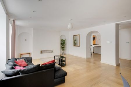 3 Bed Flat - Photo 3