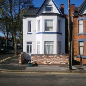 SIX BEDROOM-3 BATHROOMS-10 MINS FROM CITY CENTRE-£60 P/W/P/P - Photo 2