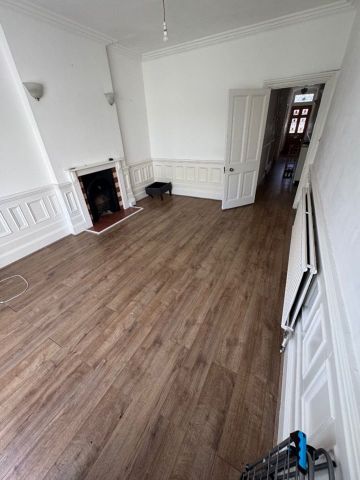 5 Bed Detached House, Chisholm Road, CR0 - Photo 2