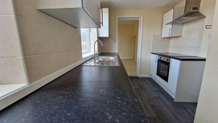 3 bedroom flat to rent - Photo 4