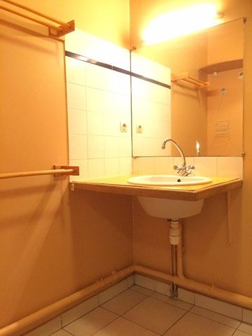 A LOUER AVIGNON ST LAZARE STUDIO MEUBLE AVEC PARKING FERME, - Photo 4