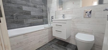 236 Hornchurch Road, Hornchurch RM11, London - Photo 3