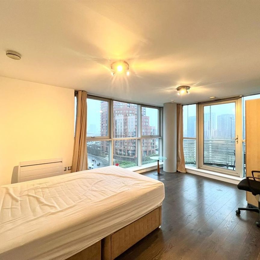 Blackwall Way, London - Photo 1