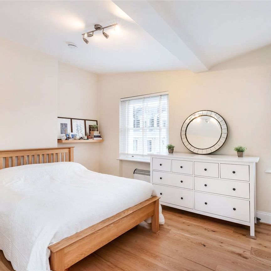 Situated just off Kensington Church Street a light wood floored studio flat - Photo 1