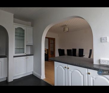 3 bedroom semi-detached house to rent - Photo 6