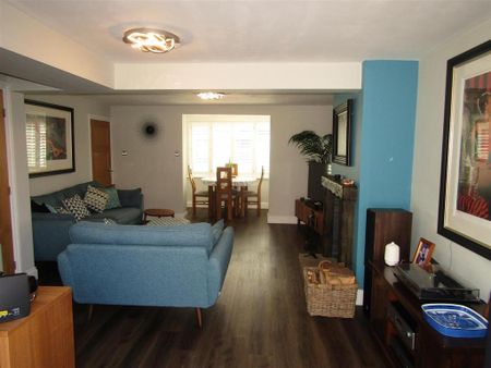 4 bedroom end of terrace house to rent - Photo 4