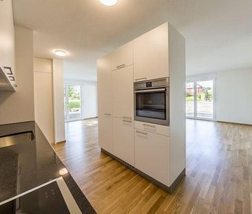 Moderne 3.5-Zimmerwohnung mit herrlichem Sitzplatz - Photo 2