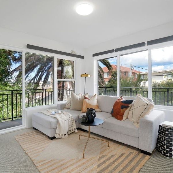 Charming 2-Bedroom Apartment in Vibrant Manly - Prime Location, Modern Amenities, and Convenient Lifestyle! - Photo 1