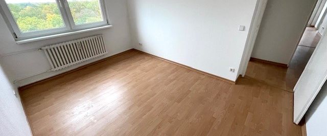 Wohnen mit Aussicht: Renovierungsbedürftige 3-Zimmer Wohnung in ruhiger, grüner Lage! - Photo 1
