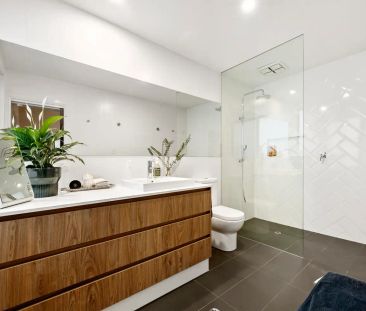 “Luxury Tudor Residence with Modern Elegance and Family Appeal” - Photo 3
