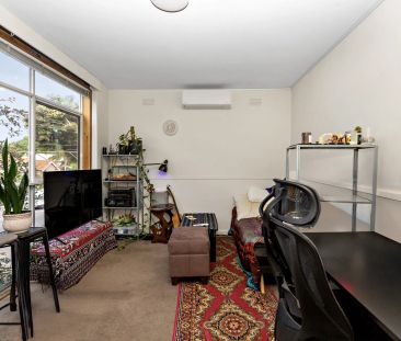 Bright and Brilliantly Positioned - Furnished! - Photo 1