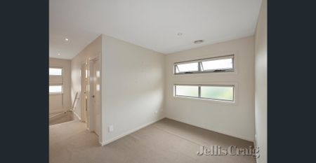 IMPRESSIVE TOWNHOUSE IN THE IDEAL LOCATION - Photo 4