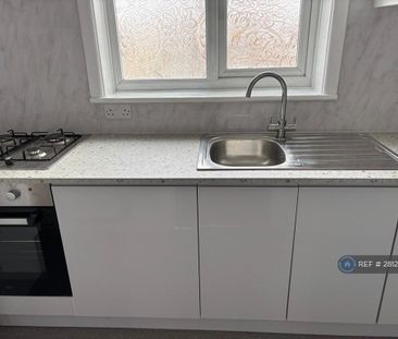 3 bedroom flat to rent - Photo 5