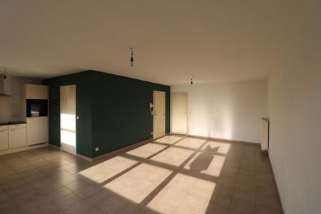 Een appartement op de 1ste verdieping met 2 slaapkamers, terras en garage. - Photo 2