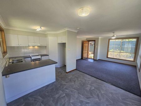 NEAT & TIDY VILLA IN QUIET CUL-DE-SAC - Photo 5