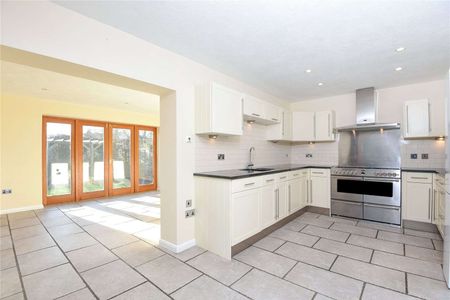 A well presented family home in the village of Kemsing - Photo 5