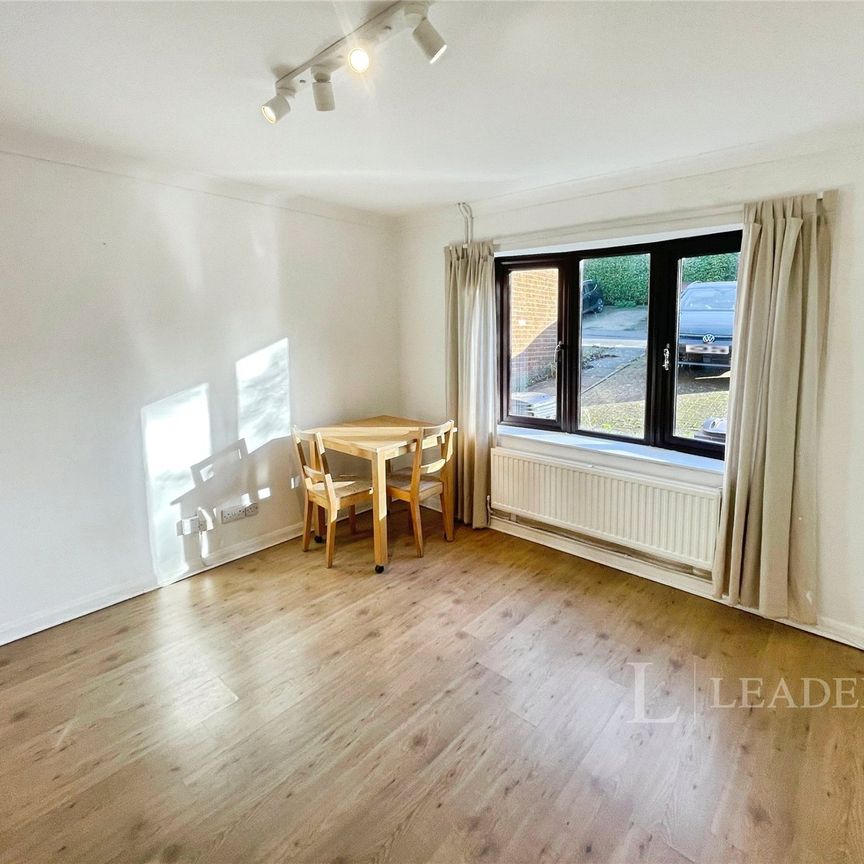 2 bedroom house to rent White Hedge Drive, St. Albans, AL3 - Photo 1