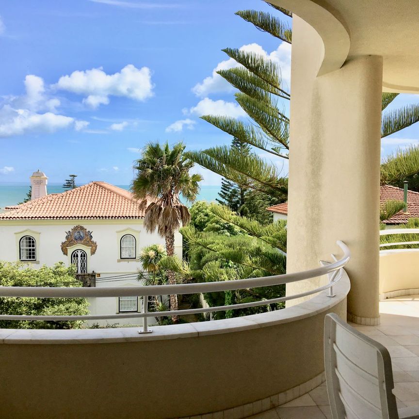 Excelente apartamento com vista de mar, inserido em edifício emblemático no Monte Estoril - Photo 1
