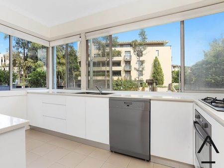 Bright & Spacious Two-Bedroom Apartment Moments to Double Bay Village - Photo 3